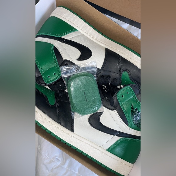 Air Jordan “Pine Green” 1s - Picture 4 of 8